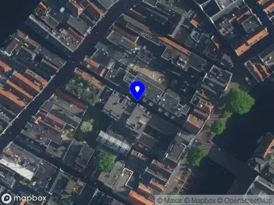 Ambulance met grote spoed naar de Oudezijds Armsteeg in Amsterdam