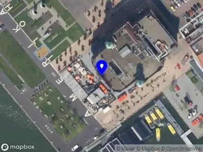 Ambulance met gepaste spoed naar de Koninginnenhoofd in Rotterdam