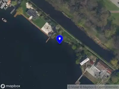 Politie naar de Strekkade in Rotterdam vanwege voertuigen te water