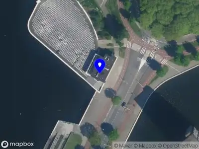 Ambulance met grote spoed naar de Oostoever in Amsterdam