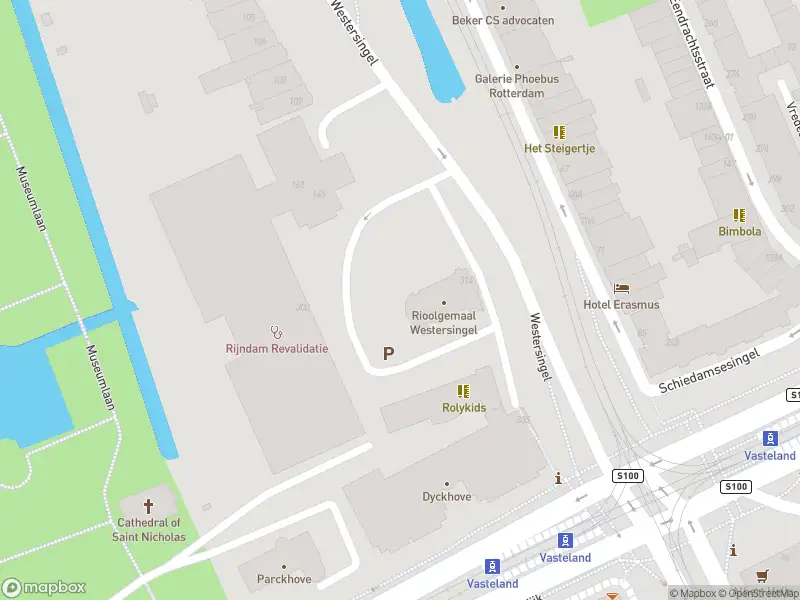 Ambulance met gepaste spoed naar de Westersingel in Rotterdam