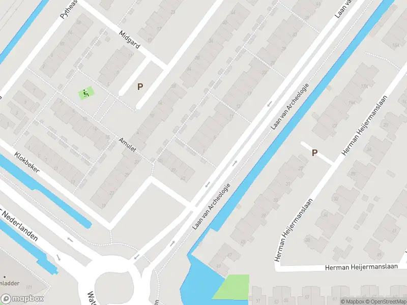 Brandweer met grote spoed naar de Laan van Archeologie in Beverwijk vanwege personen te water