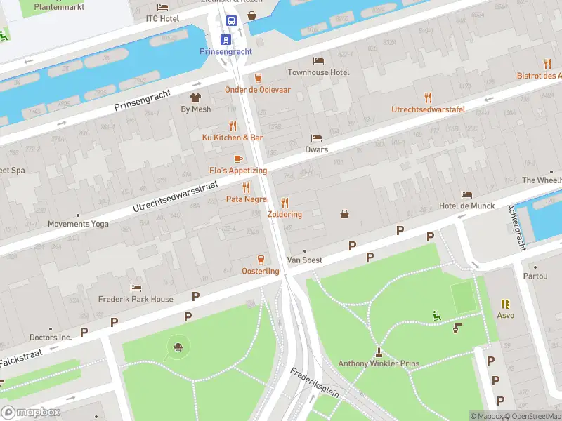 Ambulance met gepaste spoed naar de Utrechtsedwarsstraat in Amsterdam