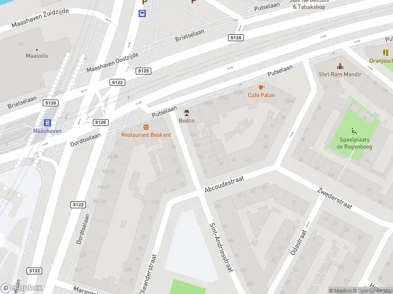 Ambulance met grote spoed naar de Sint-Andriesstraat in Rotterdam