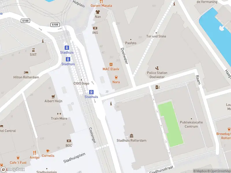 Ambulance met grote spoed naar de Coolsingel in Rotterdam