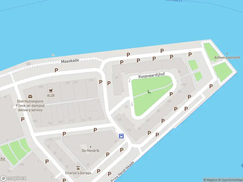 Ambulance met grote spoed naar de Koopvaardijhof in Rotterdam