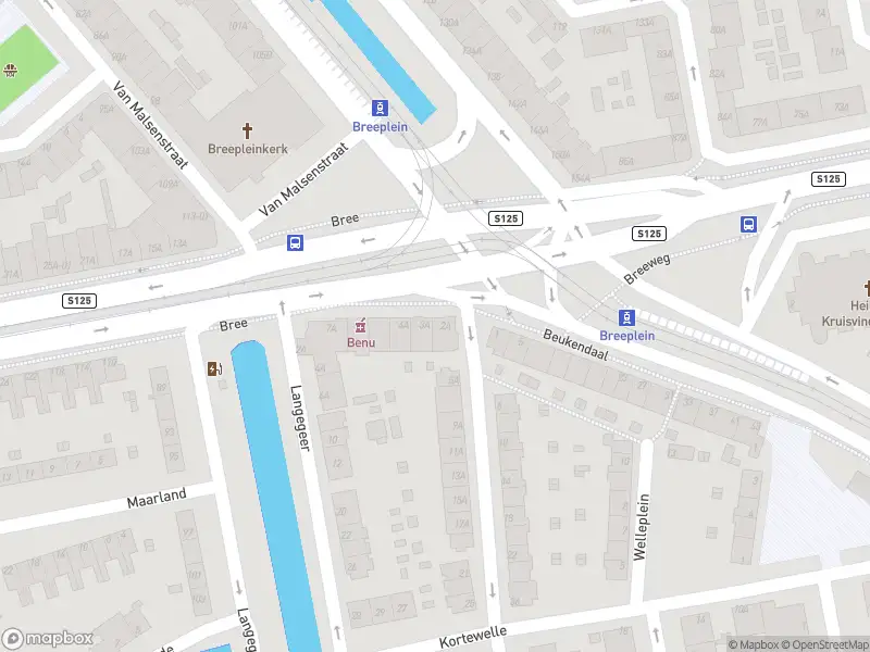 Ambulance met grote spoed naar de Breeplein in Rotterdam