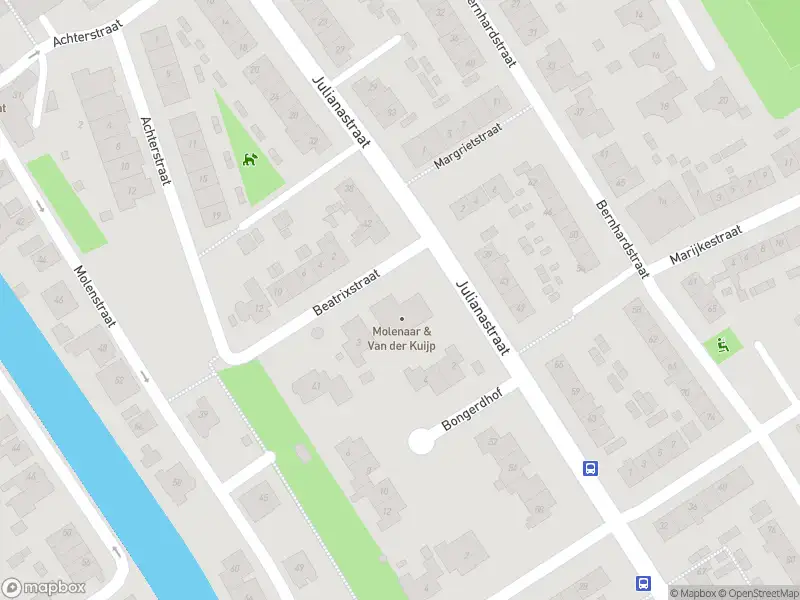 Ambulance met grote spoed naar de Julianastraat in Strijen