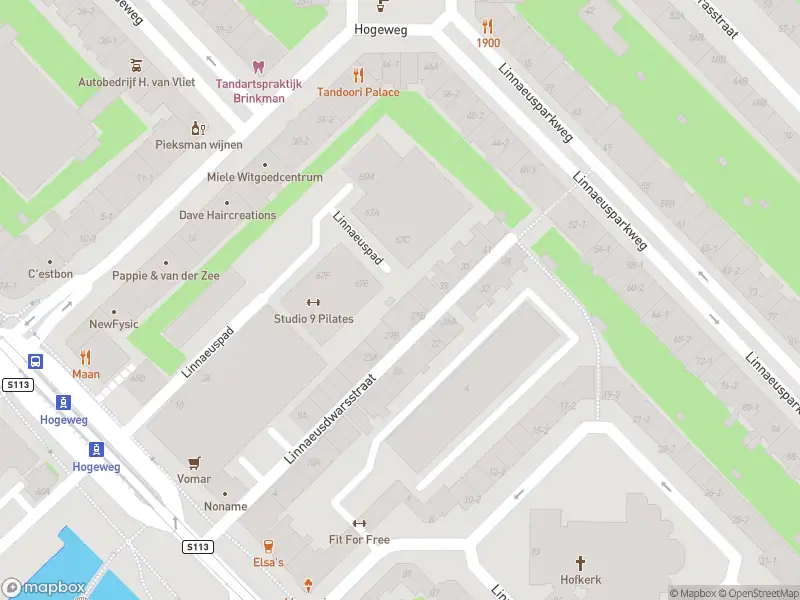 Ambulance met gepaste spoed naar de Linnaeuskade in Amsterdam