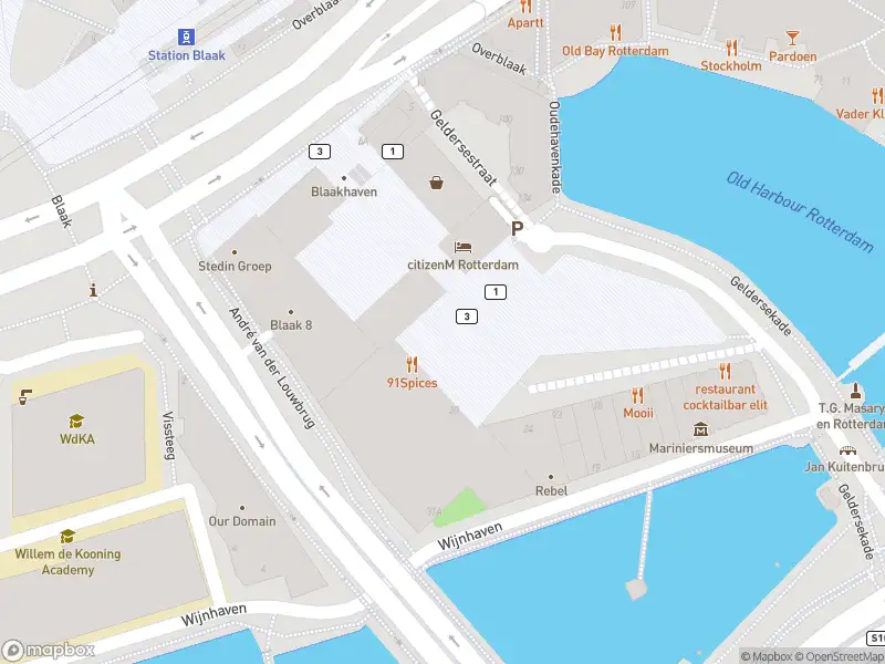 Ambulance met grote spoed naar de Gelderseplein in Rotterdam