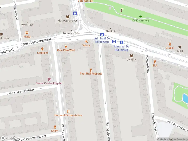 Ambulance met grote spoed naar de Zocherstraat in Amsterdam