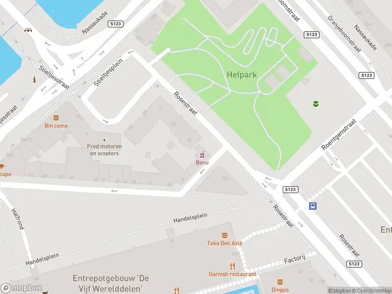 Ambulance met grote spoed naar de Rosestraat in Rotterdam