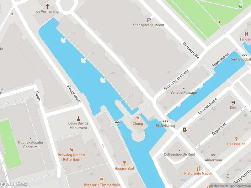 Ambulance met gepaste spoed naar de Noordmolenwerf in Rotterdam