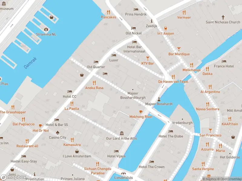 Brandweer met gepaste spoed naar de Oudezijds Armsteeg in Amsterdam vanwege een liftopsluiting