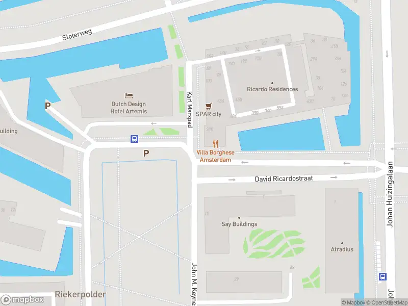 Ambulance met gepaste spoed naar de John M. Keynesplein in Amsterdam