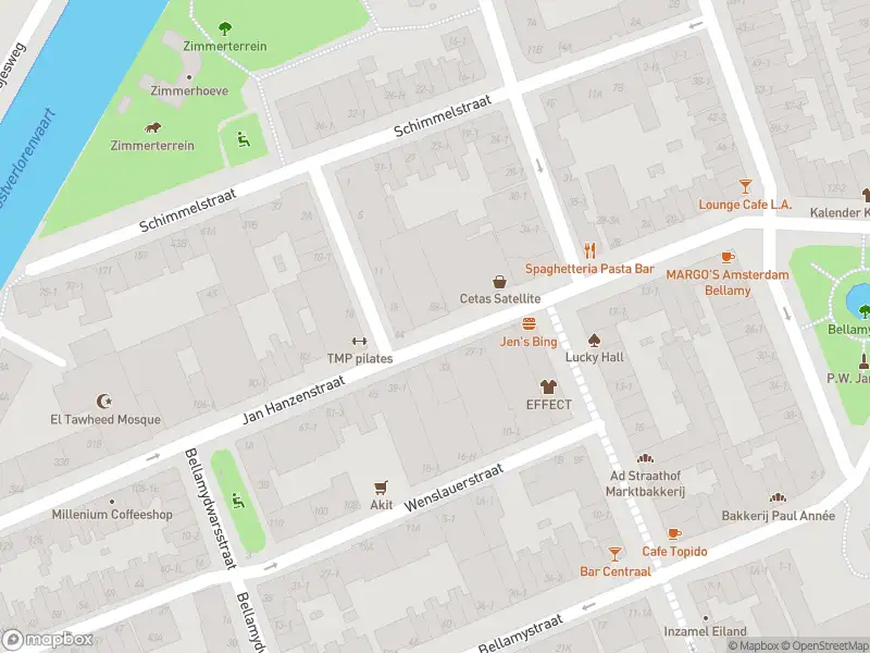 Ambulance met grote spoed naar de Bellamyplein in Amsterdam