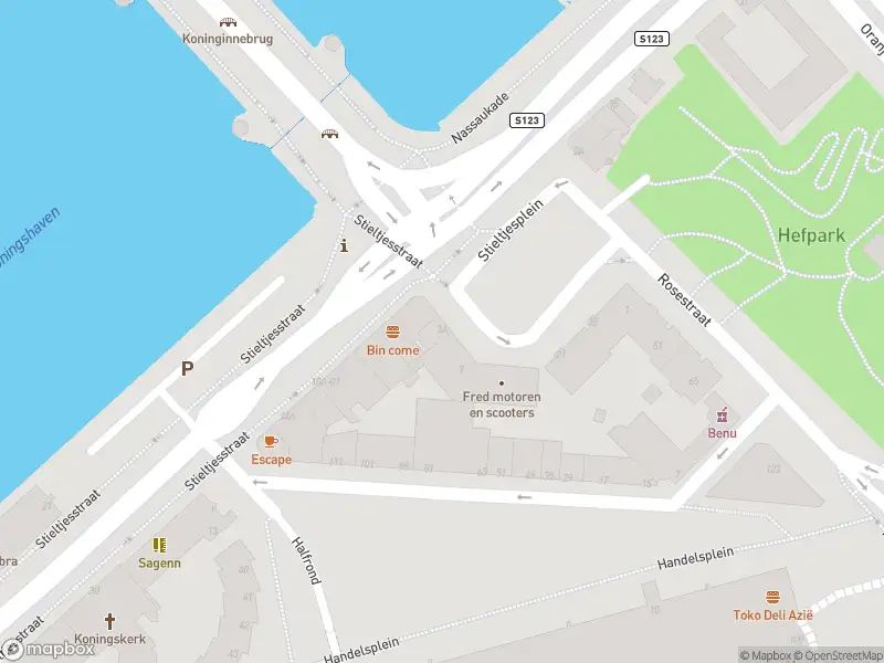 Ambulance met gepaste spoed naar de Stieltjesplein in Rotterdam