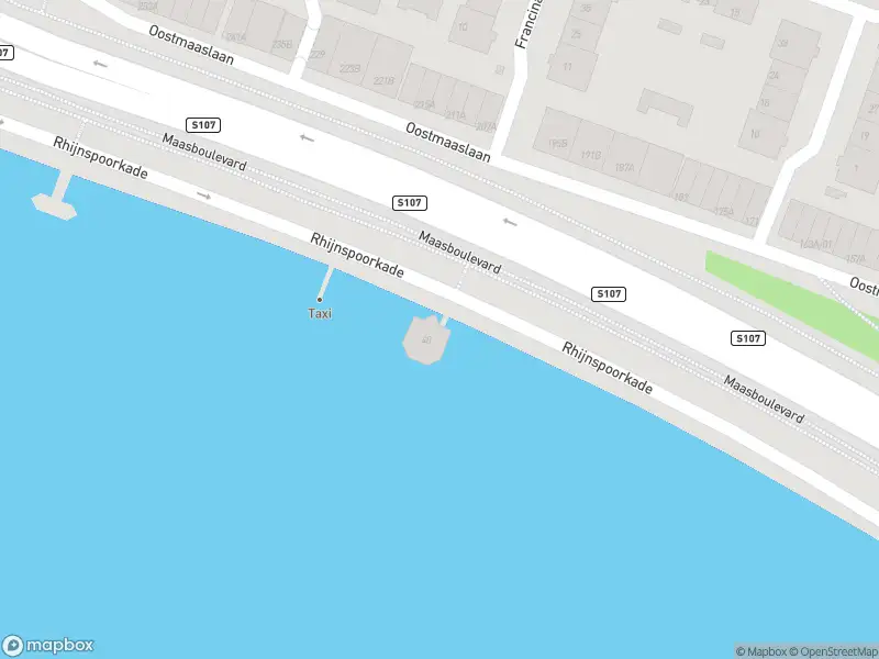 Ambulance met gepaste spoed naar de Rhijnspoorkade in Rotterdam