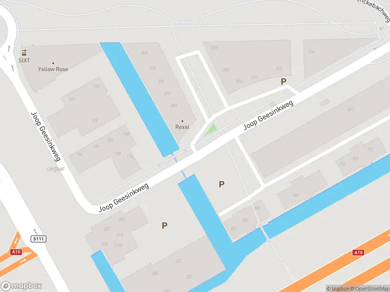 Ambulance met gepaste spoed naar de Joop Geesinkweg in Amsterdam-Duivendrecht