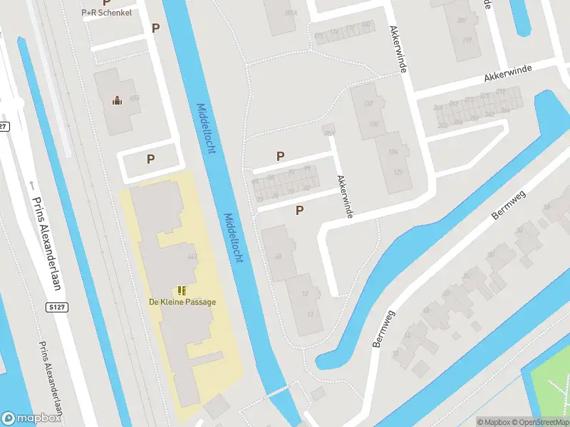 Ambulance met grote spoed naar de Akkerwinde in Capelle aan den IJssel