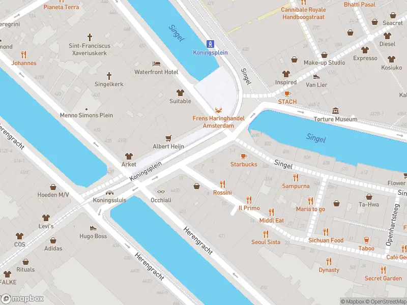 Ambulance met gepaste spoed naar de Koningsplein in Amsterdam