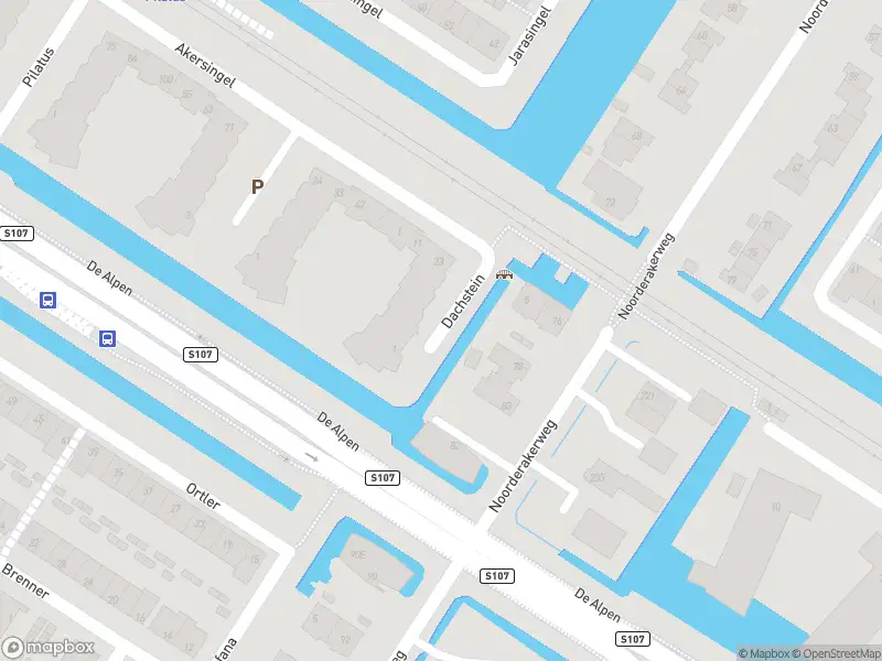 Ambulance met grote spoed naar de Dachstein in Amsterdam