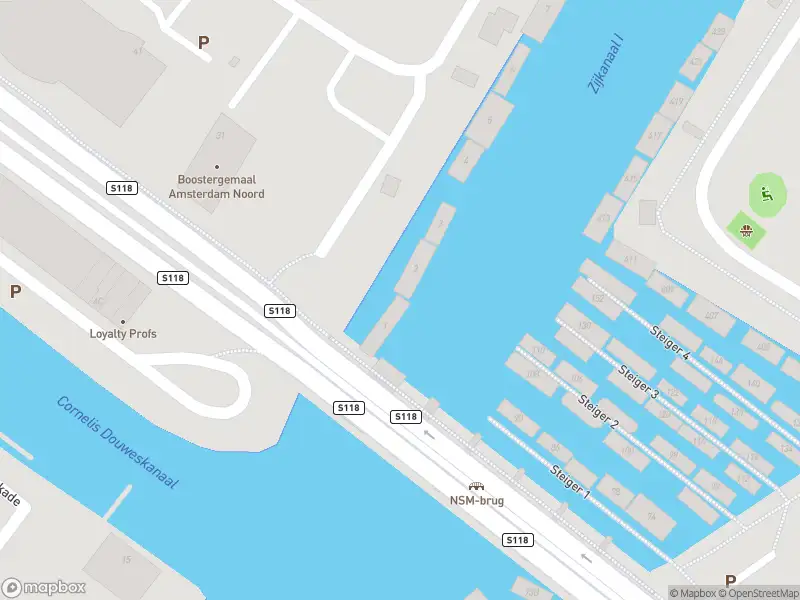 Ambulance met gepaste spoed naar de Koppelingpad in Amsterdam