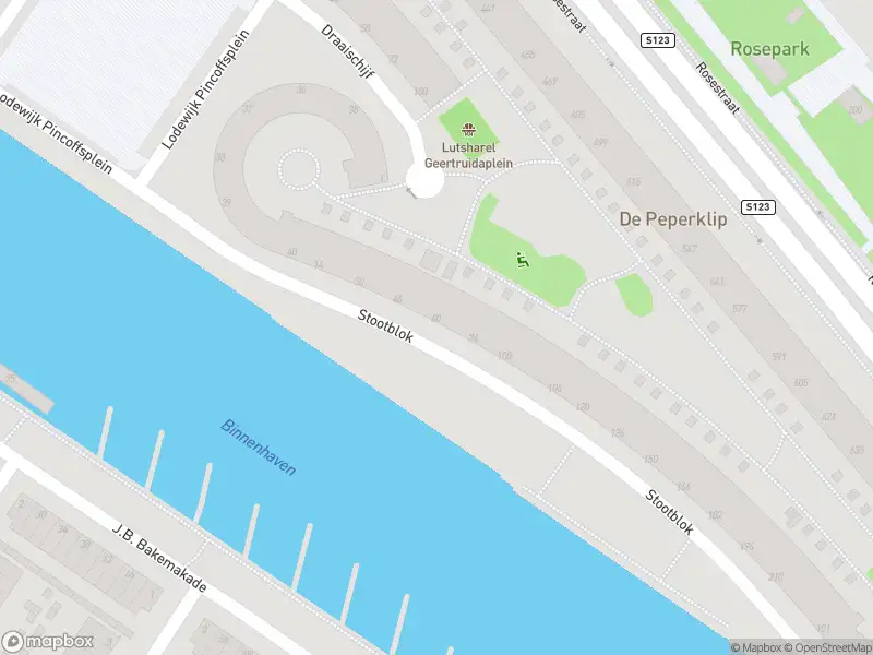 Ambulance met gepaste spoed naar de Stootblok in Rotterdam