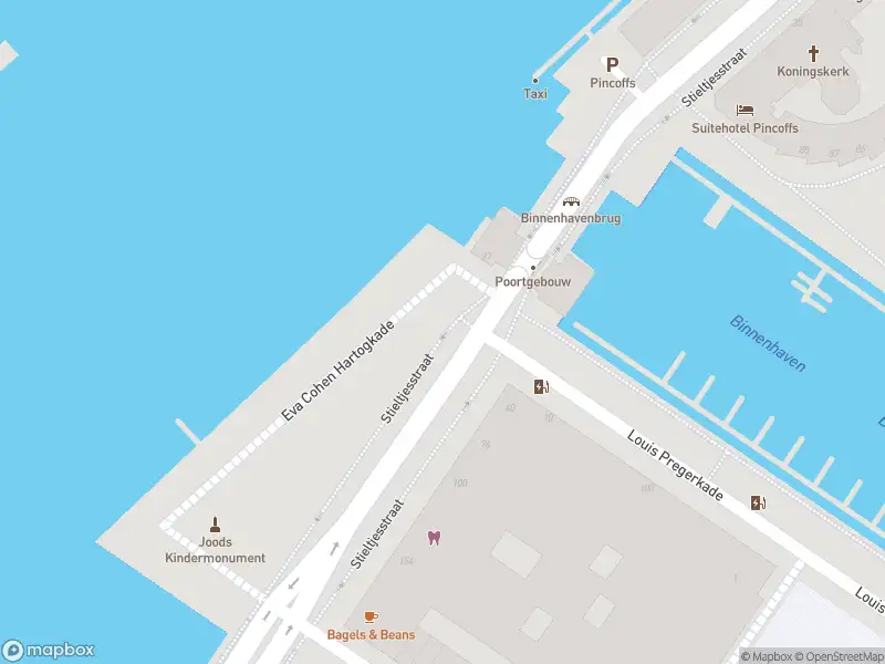 Ambulance met grote spoed naar de Stieltjesstraat in Rotterdam