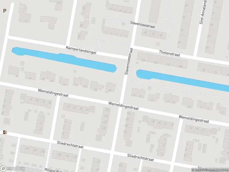 Ambulance met grote spoed naar de Stavenissestraat in Rotterdam
