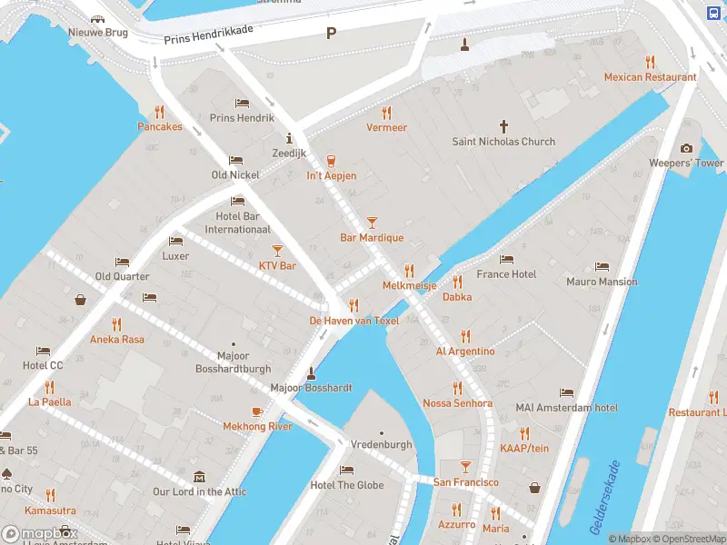 Ambulance met gepaste spoed naar de Sint Olofssteeg in Amsterdam