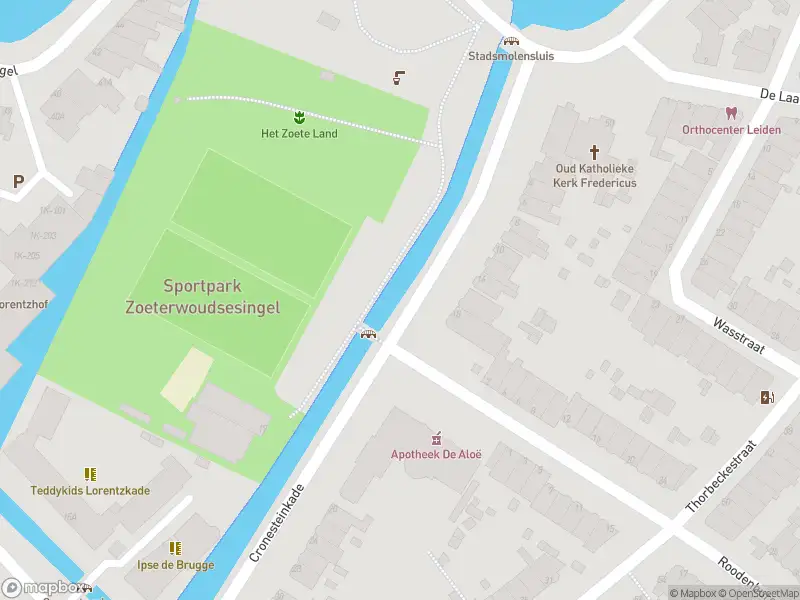 Ambulance met grote spoed naar de Cronesteinkade in Leiden