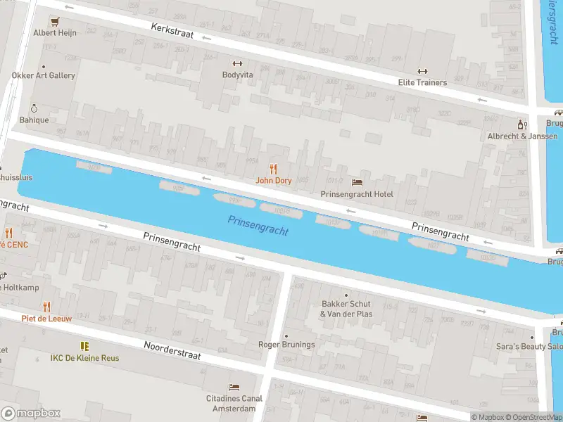 Ambulance met grote spoed naar de Prinsengracht in Amsterdam