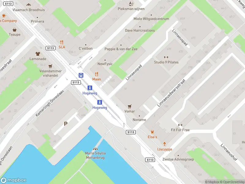 Ambulance met grote spoed naar de Linnaeuspad in Amsterdam