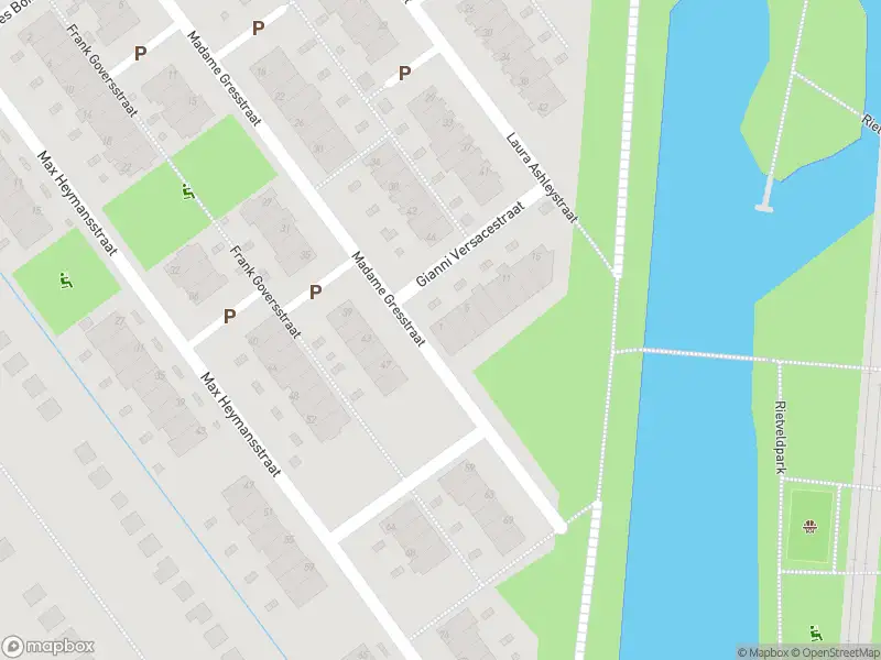 Ambulance met grote spoed naar de Gianni Versacestraat in Rotterdam