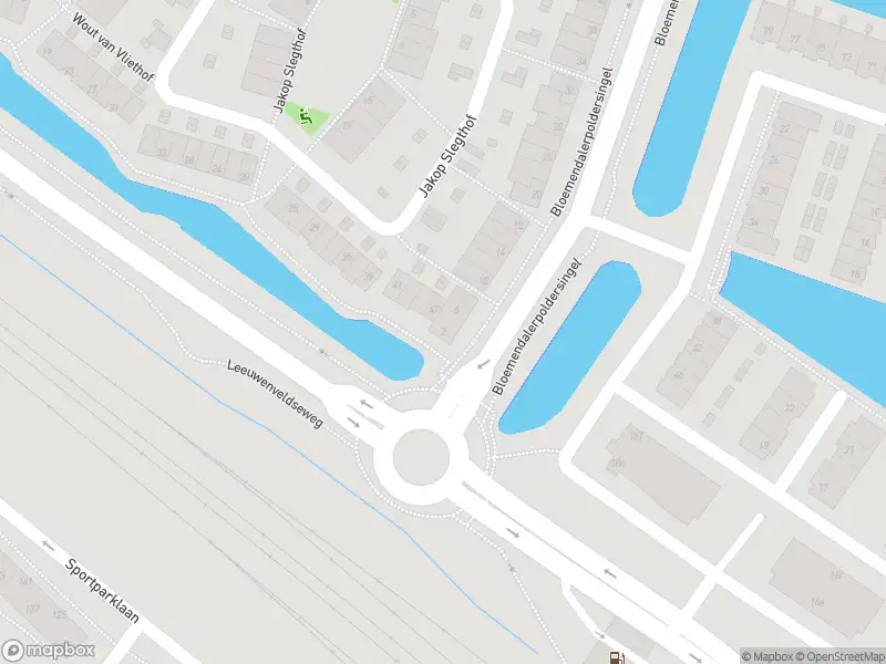 Ambulance met gepaste spoed naar de Bloemendalerpoldersingel in Weesp