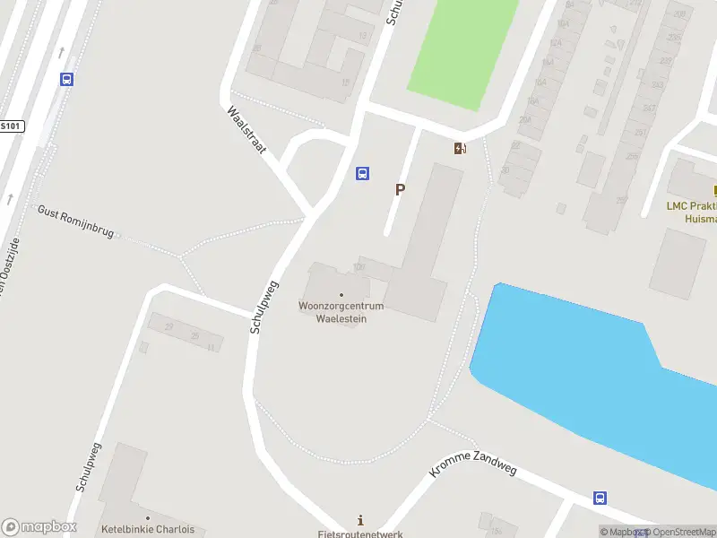 Ambulance met grote spoed naar de Schulpplein in Rotterdam