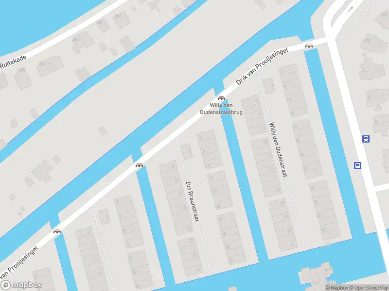 Ambulance met grote spoed naar de Zus Braunstraat in Rotterdam