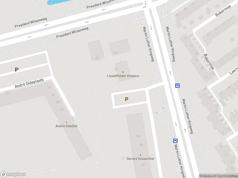 Ambulance met gepaste spoed naar de Thomas Mannplaats in Rotterdam