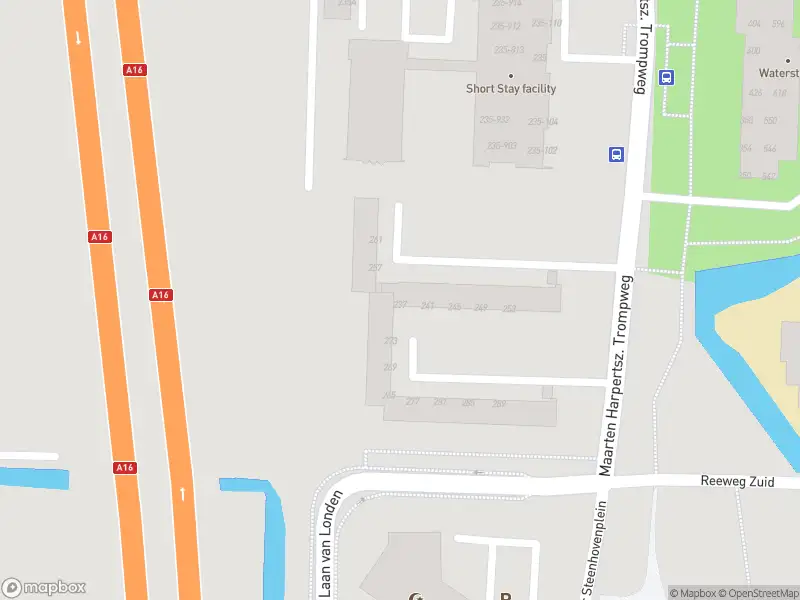 Ambulance met gepaste spoed naar de Maarten Harpertsz. Trompweg in Dordrecht