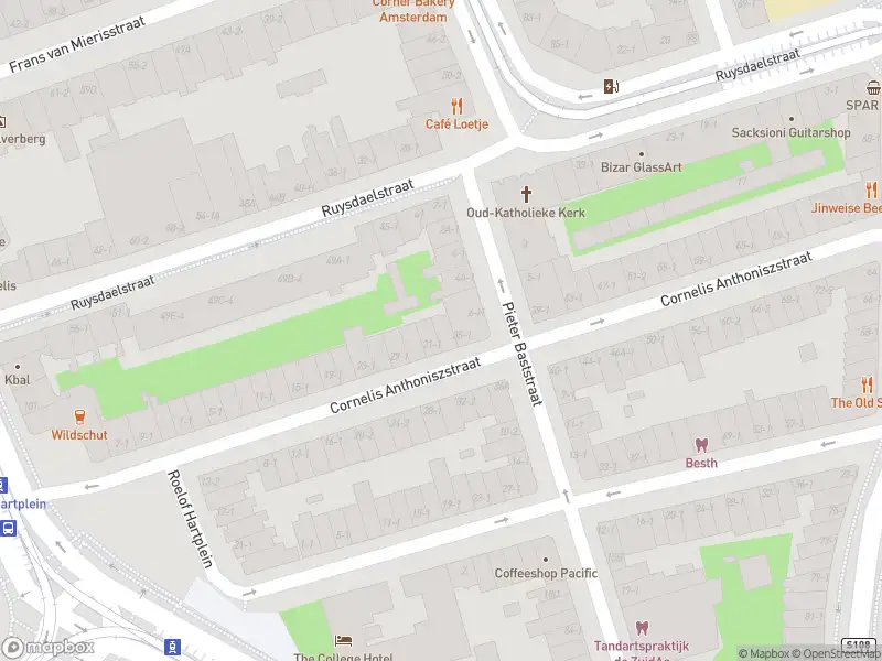 Ambulance met grote spoed naar de Balthasar Floriszstraat in Amsterdam