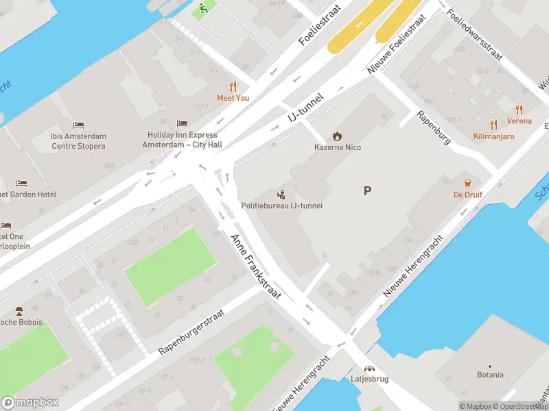 Ambulance met gepaste spoed naar de IJ-tunnel in Amsterdam