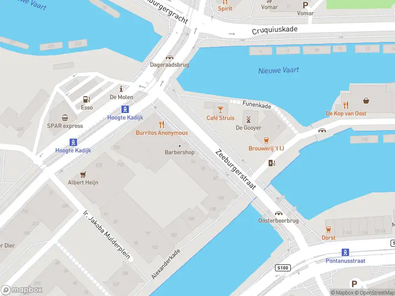 Ambulance met grote spoed naar de Zeeburgerstraat in Amsterdam