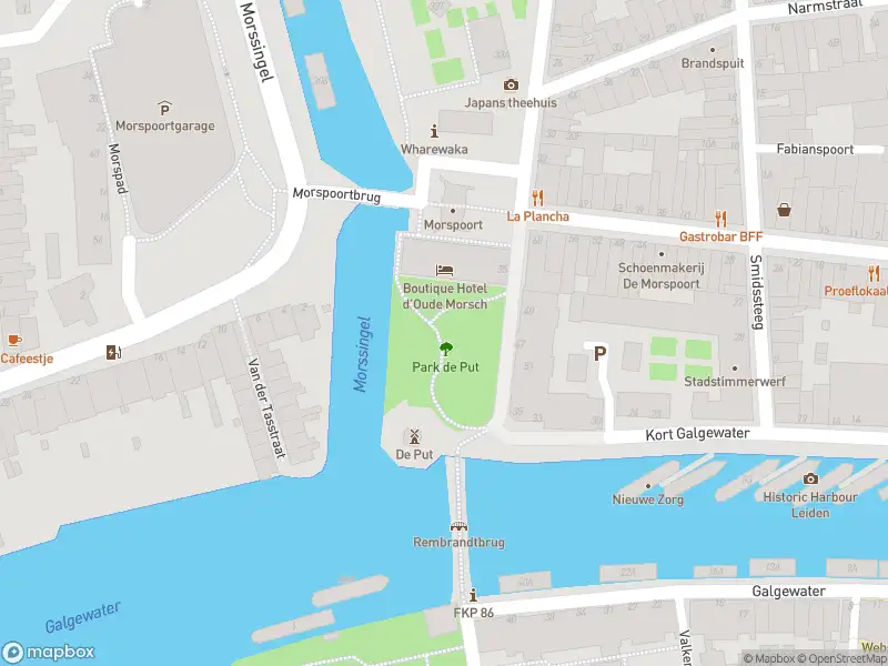 Ambulance met grote spoed naar de Park de Put in Leiden