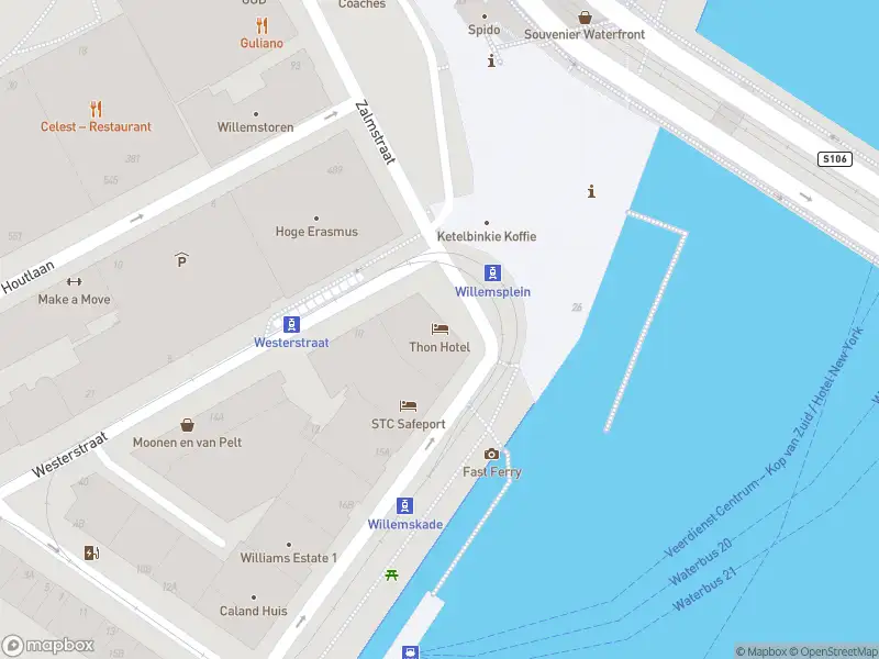 Ambulance met gepaste spoed naar de Willemsplein in Rotterdam