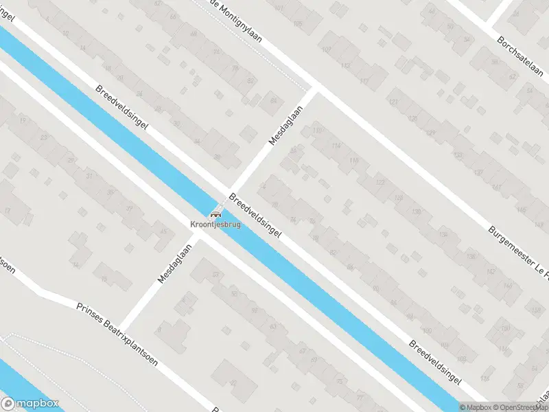 Ambulance met grote spoed naar de Breedveldsingel in Rotterdam