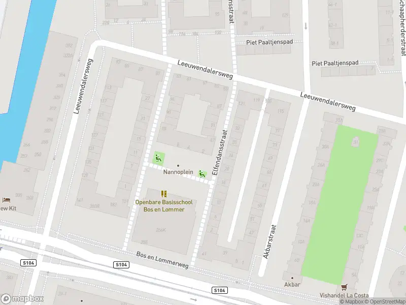 Ambulance met gepaste spoed naar de Nannoplein in Amsterdam