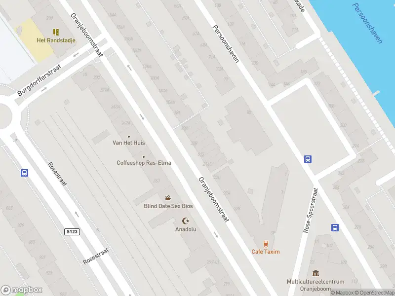 Ambulance met grote spoed naar de Oranjeboomstraat in Rotterdam