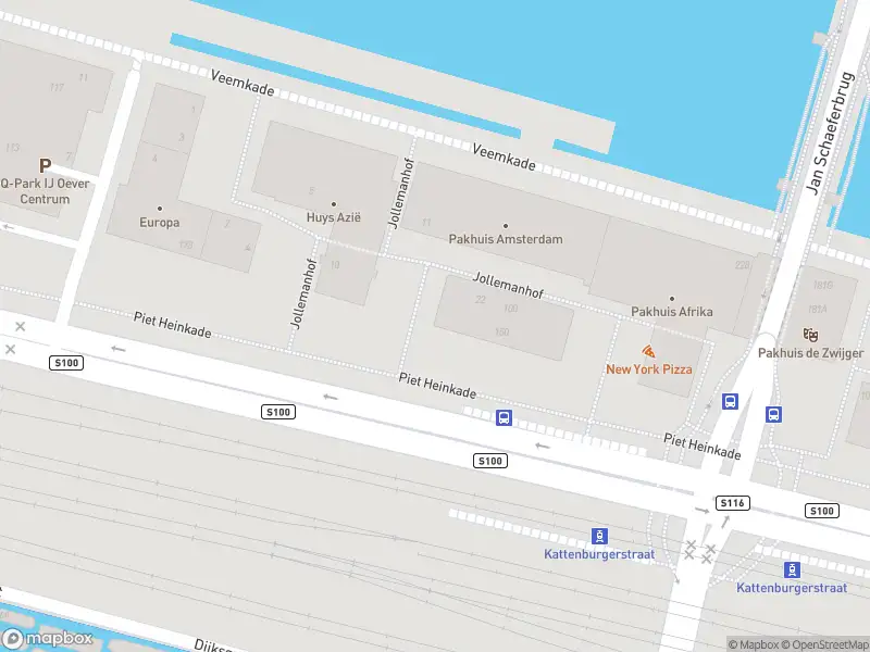 Ambulance met grote spoed naar de Piet Heinkade in Amsterdam