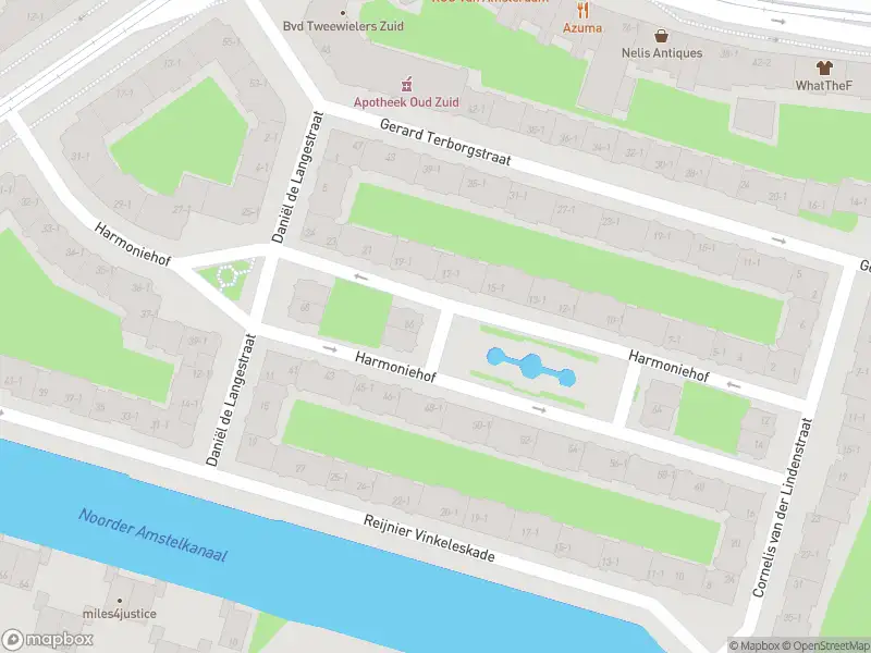 Ambulance met grote spoed naar de Harmoniehof in Amsterdam